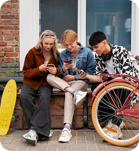 grupo de personas sentadas con el celular en la mano y una bici al costado