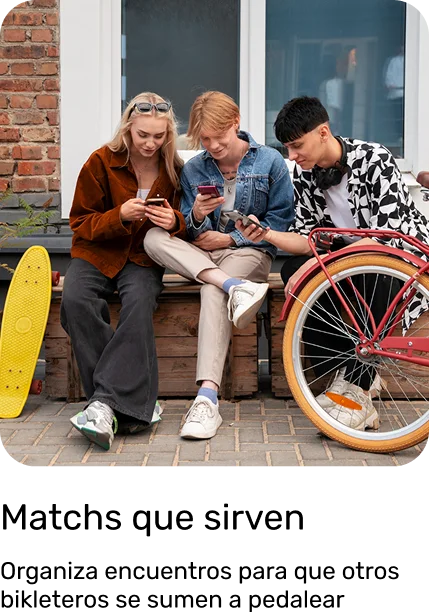 grupo de amigos sentados con sus celulares en la mano organizando un encuentro