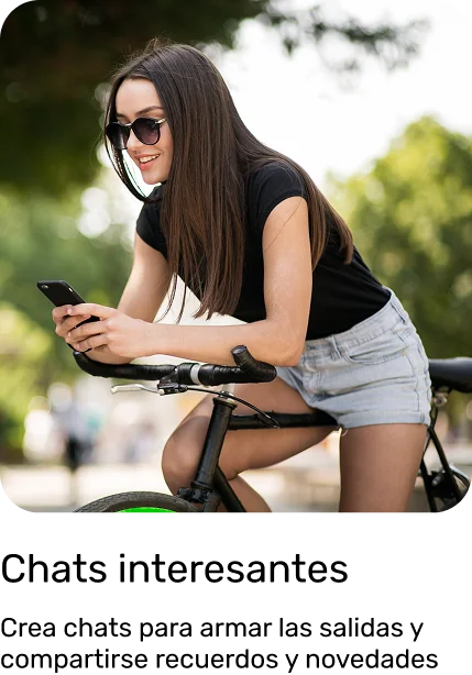 mujer sobre una bici con su celular en la mano hablando por chat