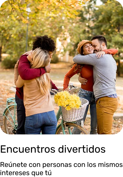 grupo de personas encontrándose en un parque abrazados con bicis al lado