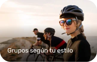 grupo de ciclistas mirando el horizonte