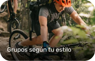 ciclista en la montaña con mochila