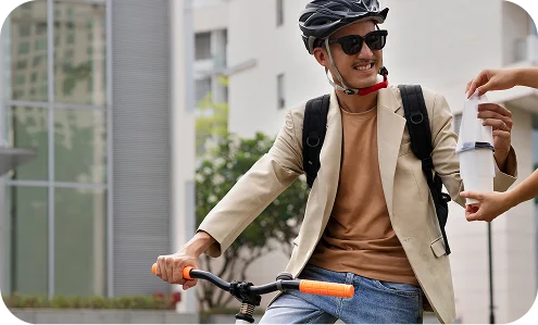 hombre buscando un cafe en su bici para ir al trabajo pedaleando