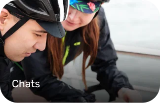 dos ciclistas hablando