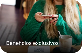 persona escaseando código qr en un cafe