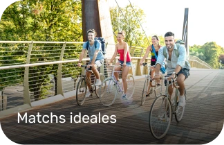 grupo de ciclistas urbanos por la ciudad