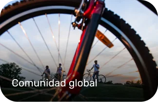bici roja con zoom en la rueda